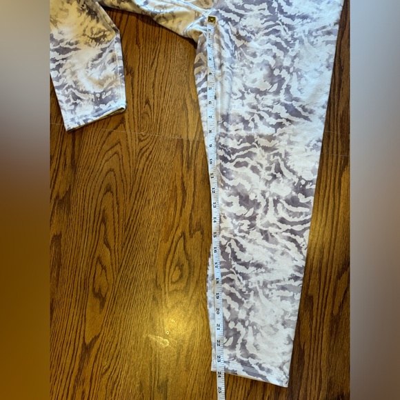 Powerhold Fabletics Leggings White Grey Tiger Pink Straps Women’s Large Workout - Picture 5 of 12